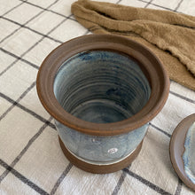 Charger l'image dans la galerie, Pot bleu en grès signé