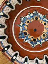 Charger l'image dans la galerie, Assiettes en poterie bulgare vintage