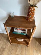 Charger l'image dans la galerie, Meuble d'appoint en bois brut