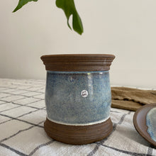 Charger l'image dans la galerie, Pot bleu en grès signé
