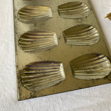 Charger l'image dans la galerie, Moule à madeleines en inox ancien