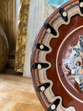 Charger l'image dans la galerie, Assiettes en poterie bulgare vintage