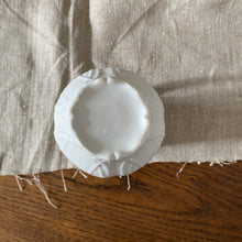 Charger l'image dans la galerie, Pot à lait en porcelaine ancien