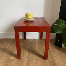 Charger l'image dans la galerie, Table d’appoint chinoise en bois
