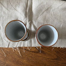 Charger l'image dans la galerie, Duo de larges mazagrans fleuris