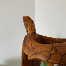 Charger l'image dans la galerie, Sculpture indonésienne, tortues en bois