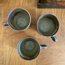 Charger l'image dans la galerie, Trio de larges tasses en grès