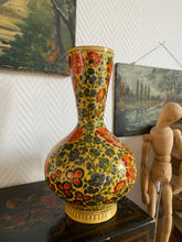 Charger l'image dans la galerie, Vase jaune à fleurs en carton bouilli