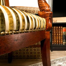 Charger l'image dans la galerie, Fauteuil clous de tapissier velours