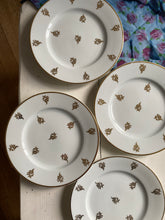 Charger l'image dans la galerie, Vintage assiettes à dessert blanches et dorées