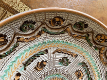 Charger l'image dans la galerie, Large assiette en poterie roumaine vintage
