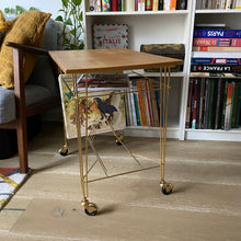 Charger l'image dans la galerie, Desserte porte-vinyles vintage sur roulettes