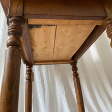 Charger l'image dans la galerie, Bureau en bois brut ancien