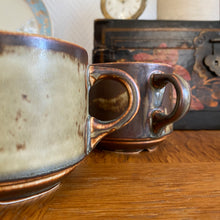 Charger l'image dans la galerie, Trio de larges tasses en grès
