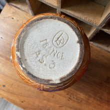 Charger l'image dans la galerie, Pichet ancien en barbotine Orchies