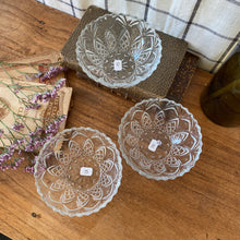 Charger l'image dans la galerie, Coupelles vintage en verre taillé
