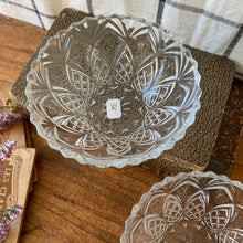 Charger l'image dans la galerie, Coupelles vintage en verre taillé