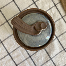 Charger l'image dans la galerie, Pot bleu en grès signé