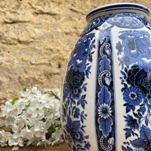 Charger l'image dans la galerie, Potiche de Delft ancienne