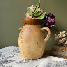 Charger l'image dans la galerie, Poterie ancienne à deux anses