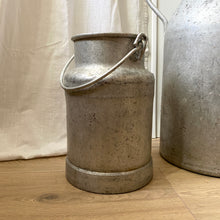Charger l'image dans la galerie, Grands pots à lait anciens