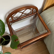 Charger l'image dans la galerie, Paire de chevets en rotin vintage