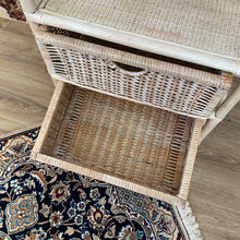 Charger l'image dans la galerie, Meuble haut en rotin blanc vintage