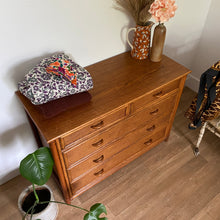 Charger l'image dans la galerie, Commode en rotin vintage