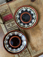 Charger l'image dans la galerie, Assiettes en poterie bulgare vintage