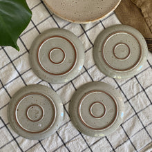 Charger l'image dans la galerie, Assiettes à dessert et plat rond en grès