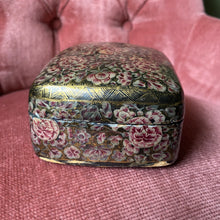 Charger l'image dans la galerie, Boîte indienne vintage en papier mâché