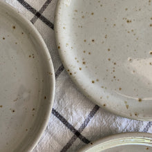 Charger l'image dans la galerie, Assiettes à dessert et plat rond en grès