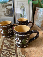 Charger l'image dans la galerie, Mugs en poterie d'Alsace