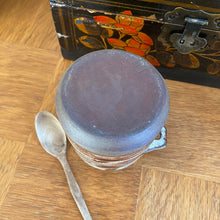 Charger l'image dans la galerie, Poterie avec cuillère en bois