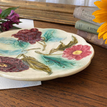 Charger l'image dans la galerie, Assiette à dessert en barbotine