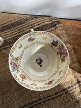 Charger l'image dans la galerie, Trio de tasses à thé en porcelaine de Limoges