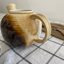 Charger l'image dans la galerie, Théière en grès signée