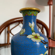 Charger l'image dans la galerie, Petit vase en laiton cloisonné