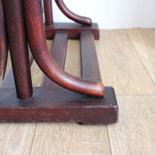 Charger l'image dans la galerie, Valet de chambre Fischel en bois courbé
