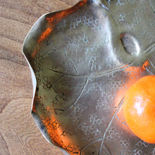 Charger l'image dans la galerie, Plateau feuille, vide-poche cuivré vintage