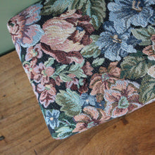 Charger l'image dans la galerie, Repose-pieds tapissé vintage