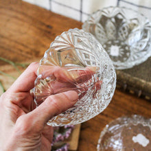 Charger l'image dans la galerie, Coupelles vintage en verre taillé