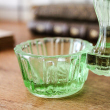 Charger l'image dans la galerie, Salière poivrière ancienne en verre vert