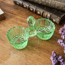 Charger l'image dans la galerie, Salière poivrière ancienne en verre vert