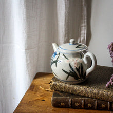 Charger l'image dans la galerie, Petite théière asiatique artisanale vintage