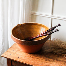 Charger l'image dans la galerie, Grand saladier artisanal en terre cuite vintage
