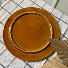 Charger l'image dans la galerie, Plat rond en barbotine "paille" vintage