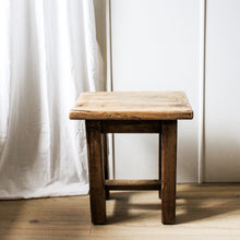 Charger l'image dans la galerie, Tabouret en chêne massif vintage