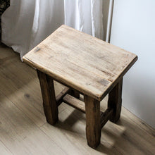 Charger l'image dans la galerie, Tabouret en chêne massif vintage
