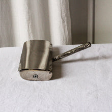 Charger l'image dans la galerie, Ramasse-miettes vintage en métal